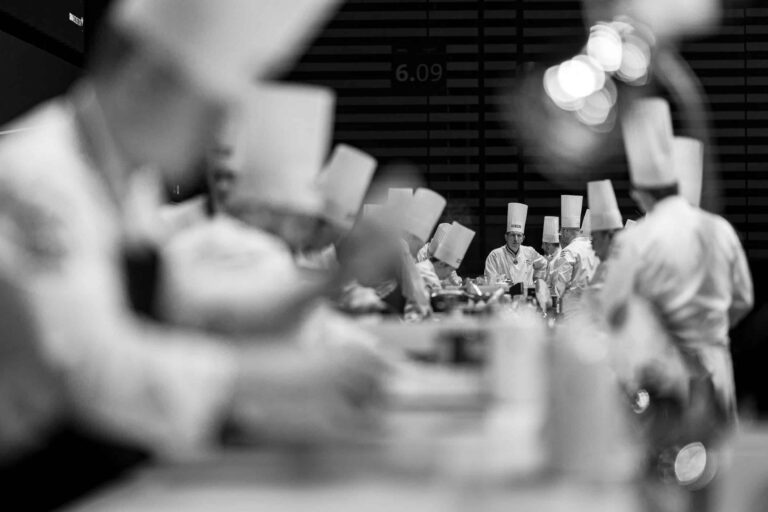 des cuisiniers qui travaillent