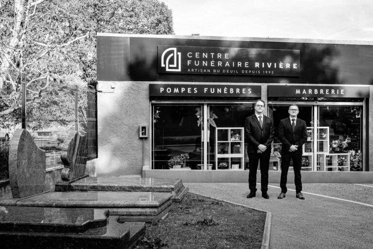 2 professionnels devant leur centre funéraire