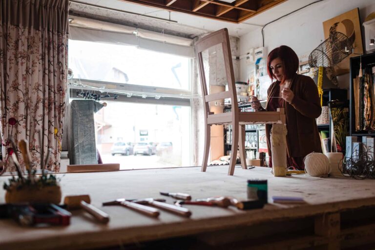 une femme travaille dans un atelier de tapissier
