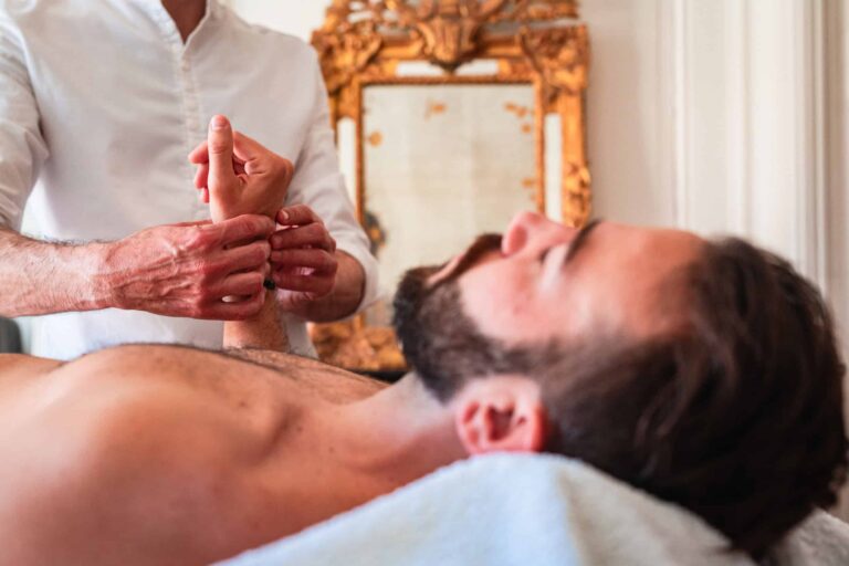 un homme en train de se faire masser