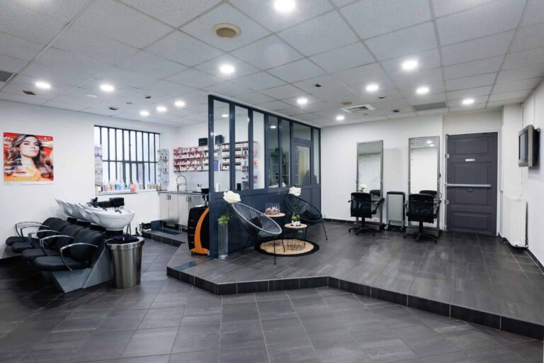 intérieur d'un salon de coiffure
