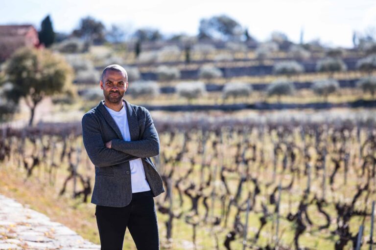 Tony Parker devant un vignoble