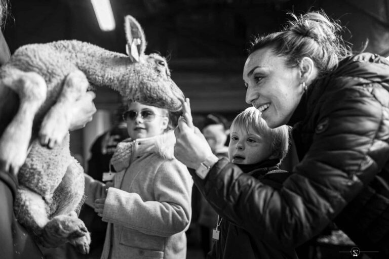 des enfants et une femme adulte avec un agneau