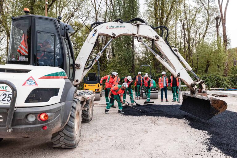 Des hommes sur un chantier avec une pelleteuse
