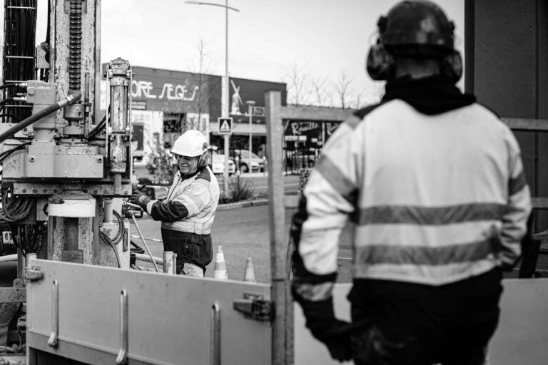 un homme manipule une machine