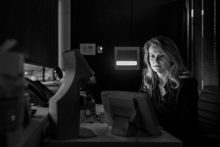 Une ophtalmologue en train de travailler
