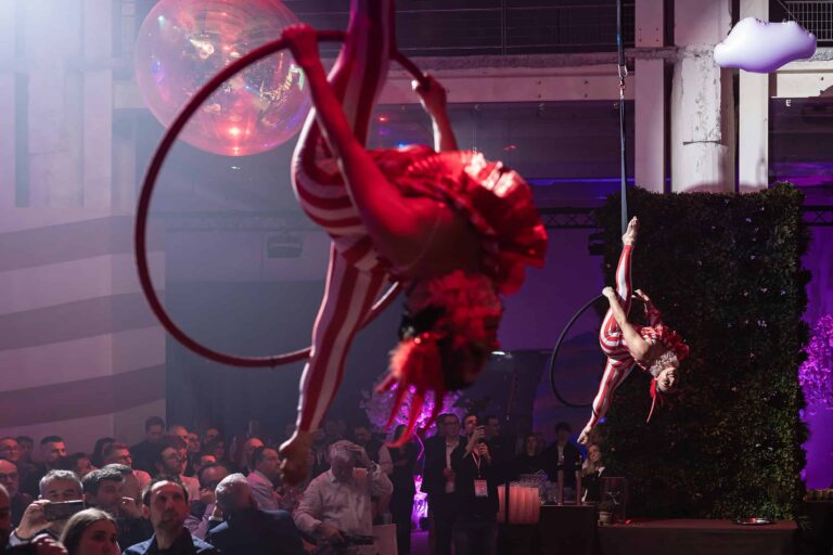 une acrobate pendant un diner spectacle